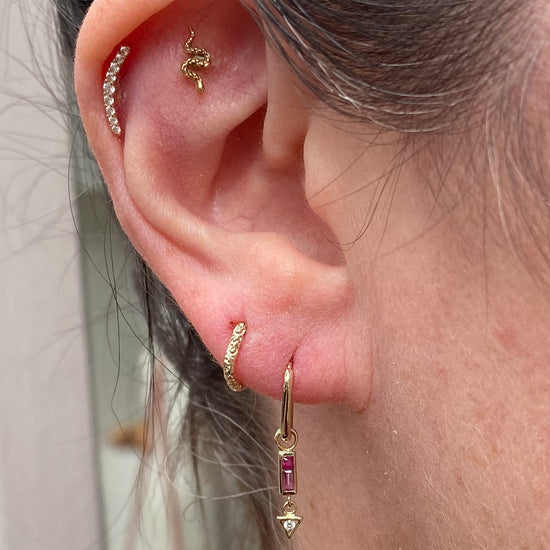 Métier 9k Gold Mini Engraved Oval Clicker Hoop