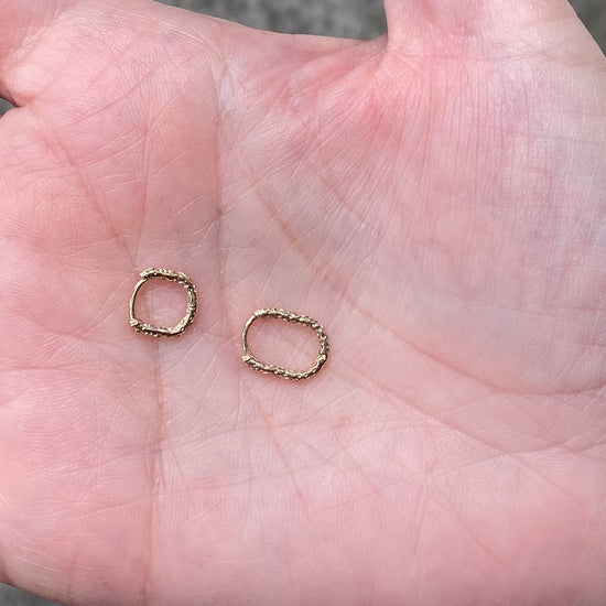 Métier 9k Gold Engraved Original Oval Clicker Hoop