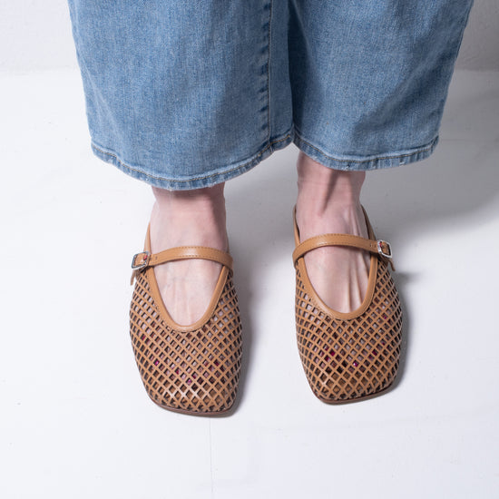 Halmanera "Monic" Laser cut slide (caramel)