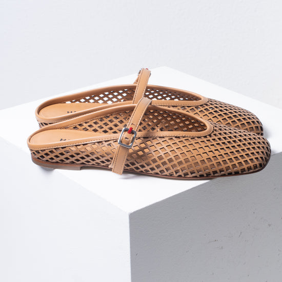 Halmanera "Monic" Laser cut slide (caramel)