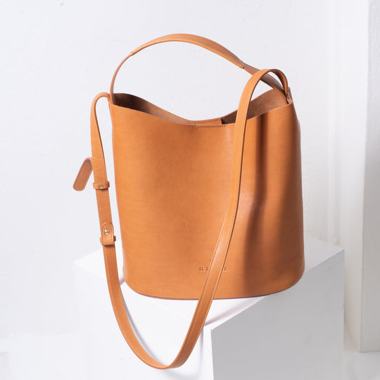 Il Bisonte "Laudi" Bucket Bag (tan)