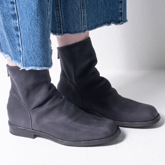 Shoto Mod Flat Boot (charcoal)