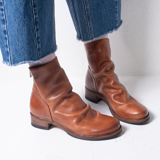 Shoto Mid Heel Boot (cognac)
